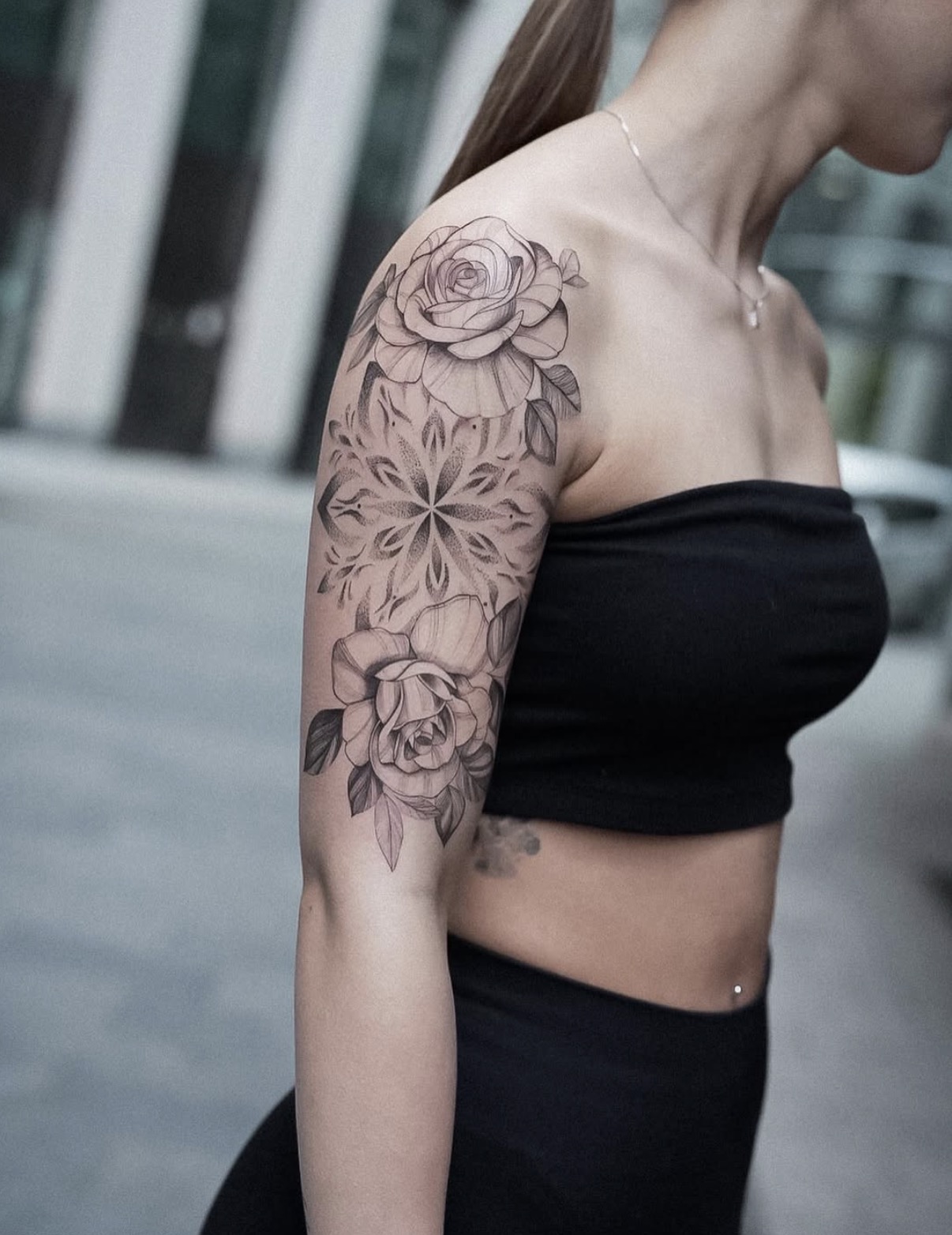 Blumen-Mandala Sleeve an Schulter und Oberarm