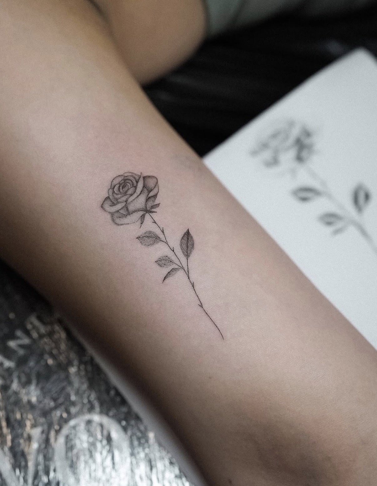 Zarte Fineline Rose am Arm