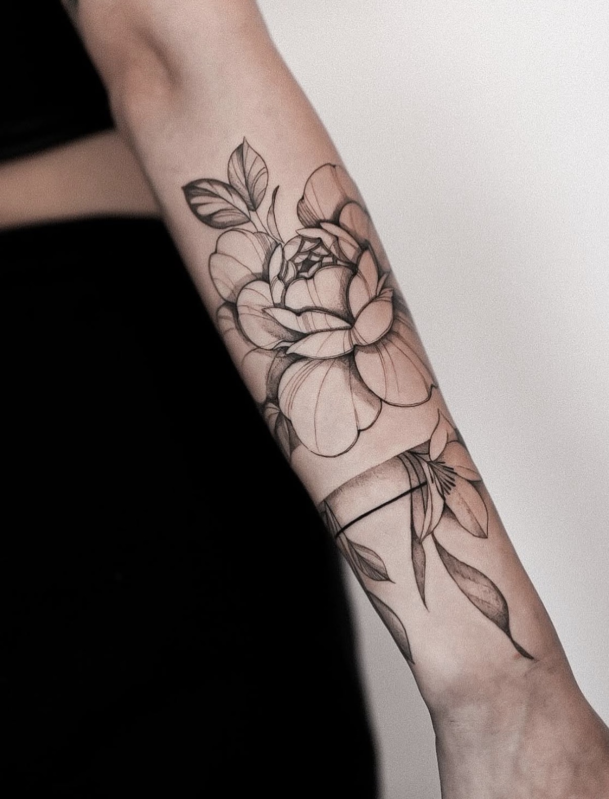 Fineline Blumen-Tattoo am Unterarm