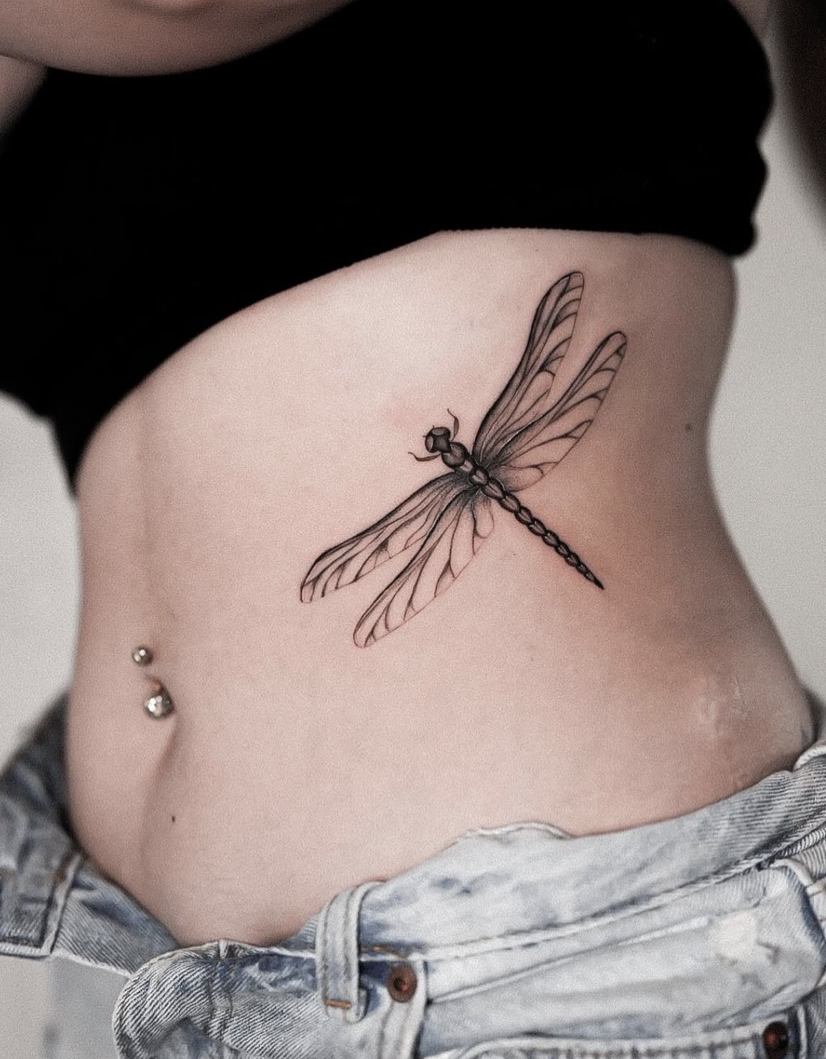 Feine Libelle an der Seite