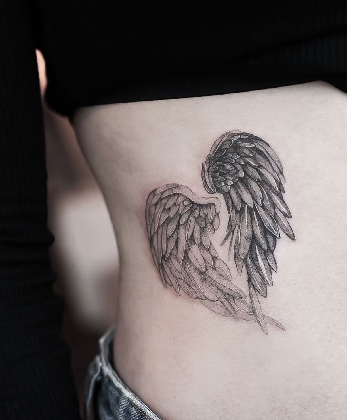 Engelsflügel-Tattoo an den Rippen